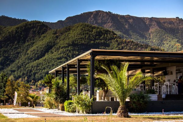 Découvrir les avantages d'une pergola bioclimatique moderne